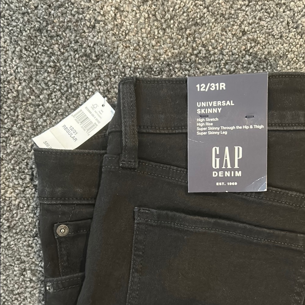 GAP Universal Skinny Denim in BlackGap Universal Skinny.